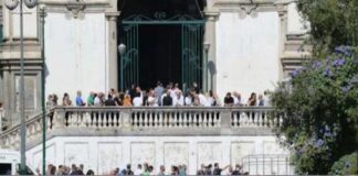 Funerali del piccolo Samuele, le toccanti parole di monsignor Battaglia: “Aiutaci a venir fuori da questo dolore che puo’ far paura…”