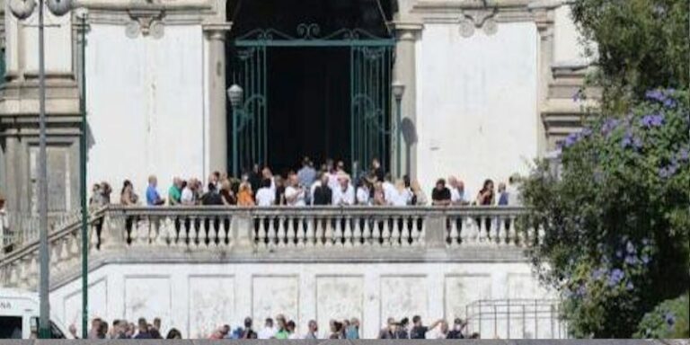 Funerali del piccolo Samuele, le toccanti parole di monsignor Battaglia: “Aiutaci a venir fuori da questo dolore che puo’ far paura…”