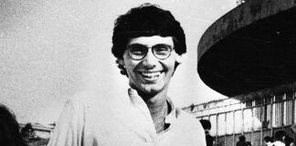 Giancarlo Siani, il ricordo sul luogo dell’omicidio di 39 anni fa. Il fratello Paolo ai giovani: “Venite qui per capire”