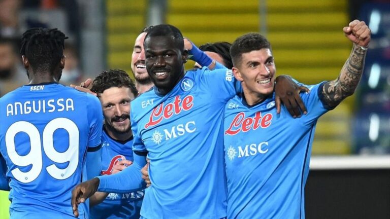 Altro poker del Napoli: quinta vittoria consecutiva (0-4) e di nuovo primo posto in classifica