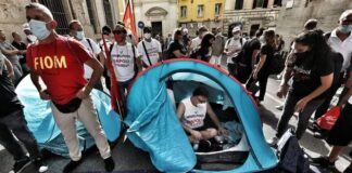 Napoli, il vescovo Battaglia accanto agli operai ex Whirlpool