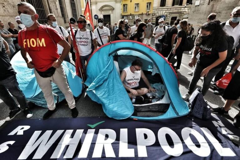 Napoli, il vescovo Battaglia accanto agli operai ex Whirlpool
