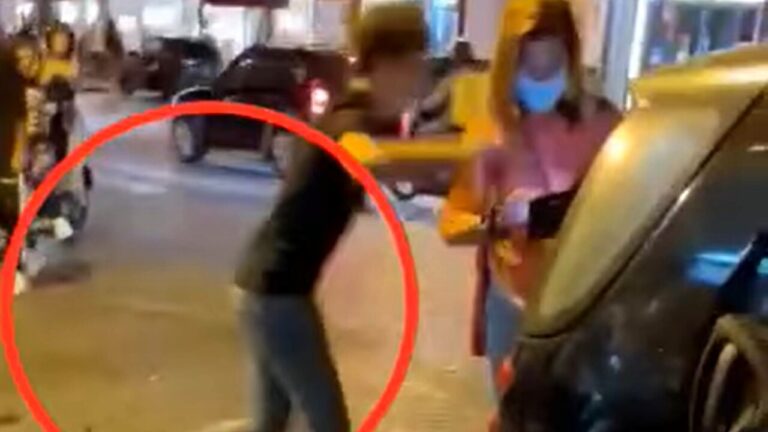 Incredibile a Napoli: giovane scippa la paletta ad una vigilessa e si dà alla fuga, mentre lo riprendono con un telefonino