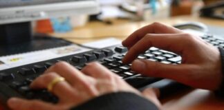 Salerno, minorenne adescato in chat dalla finta adolescente: un 22enne accusato di estorsione continuata