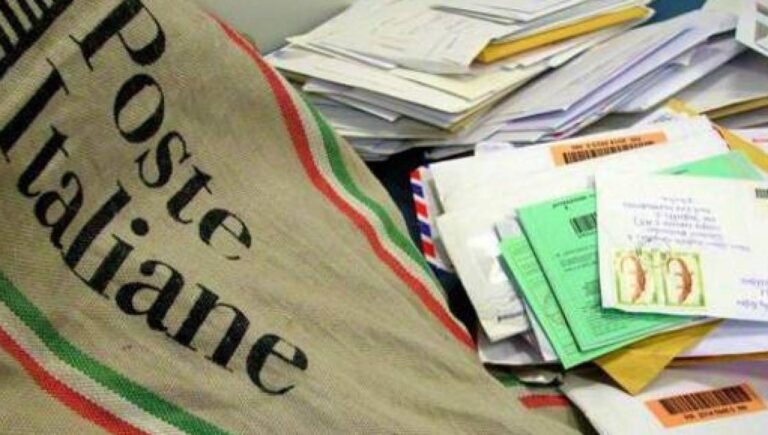 Quintali di lettere non consegnate rinvenute nell’abitazione di un postino: denunciato dalla polizia stradale