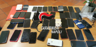 Giovane immigrato trovato in possesso di 54 smartphone