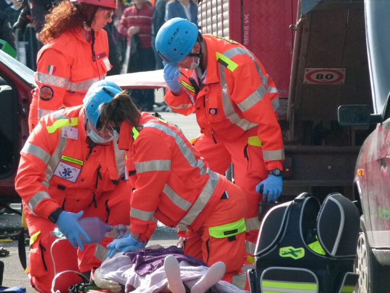 Pedone perde la vita dopo essere stato investito da una moto nella zona ospedaliera di Napoli