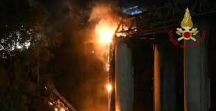 Anche nelle province di Napoli e Benevento gli effetti del devastante incendio sprigionatosi in una fabbrica di Airola