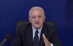 Riapertura scuole, De Luca: prendere tra i venti e trenta giorni di tempo, per riaprire in tutta sicurezza