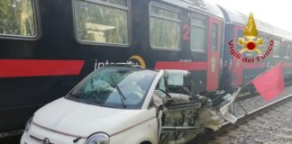 Tragedia sfiorata a Maddaloni, una Fiat 500 resta in prossimità dei binari: travolta da un intercity