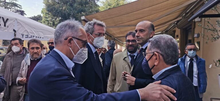 Manfredi a Caserta per Marino: “Votare per la continuità”. E il sindaco: “Biodigestore si farà!”. Intanto Zinzi attacca: “Contro di me volgari offese”
