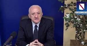 Covid, l’allarme di De Luca: “Di questo passo, presto ospedali di nuovo pieni”