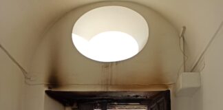 Marcianise: incendiato il portone d’ingresso del convento di San pasquale, il sindaco: “Un attentato vile!”