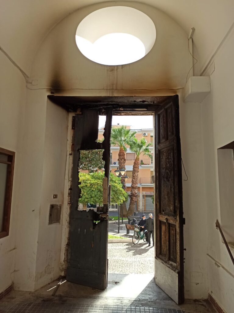 Marcianise: incendiato il portone d’ingresso del convento di San pasquale, il sindaco: “Un attentato vile!”