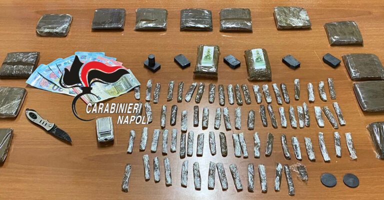 In casa 160 stecche di hashish già confezionate e 81 grammi di marijuana, arrestato 22enne di Casandrino