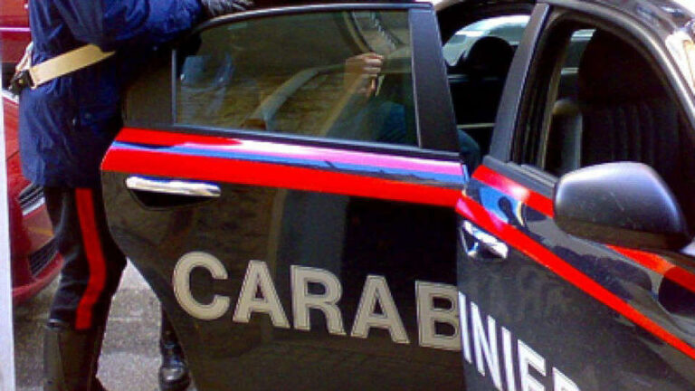 Pomigliano, prova a strangolare il fratello e poi lo pugnala: fermato 60enne per tentato omicidio