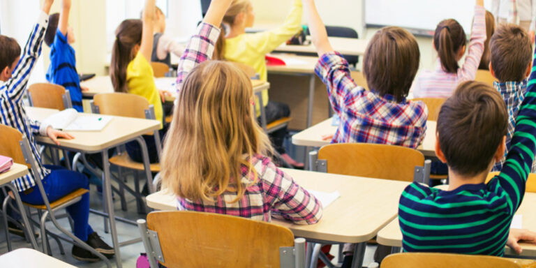 Sant’Arpino, i bambini della De Amicis senza riscaldamento: insorgono i genitori. Di Mattia e Di Monte dormono