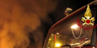 Fiamme alte in un deposito di Arzano, colonna di fumo visibile anche a chilometri di distanza