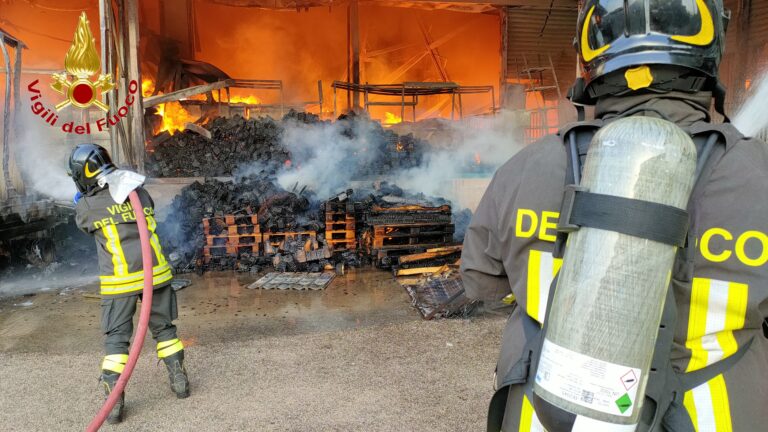 Fiamme alte in uno stabilimento della zona industriale di Gricignano, forse un corto circuito: fiamme domate dopo diverse ore