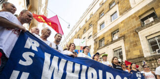 Giro d’Italia a Napoli, lavoratori ex Whirlpool in sit-in con striscioni e maglie