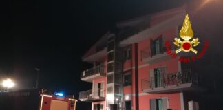 Avellino, fiamme in un centro per extracomunitari: grave un cittadino dello Zambia, intossicato un operatore