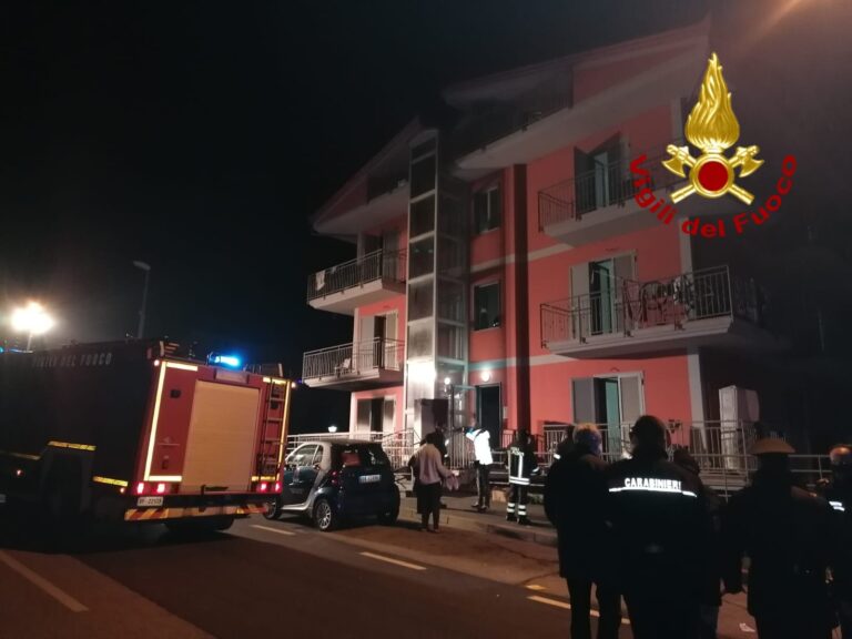 Avellino, fiamme in un centro per extracomunitari: grave un cittadino dello Zambia, intossicato un operatore