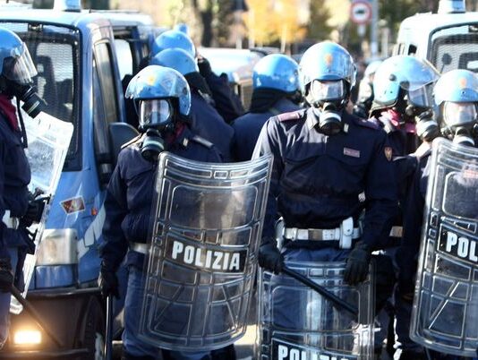 Sarnese-Scafatese, 17 daspo ai tifosi per scontri e blocco dei mezzi sull’autostrada