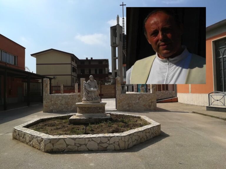 Caserta, fedeli in lutto per la morte di don Michele Cicchella