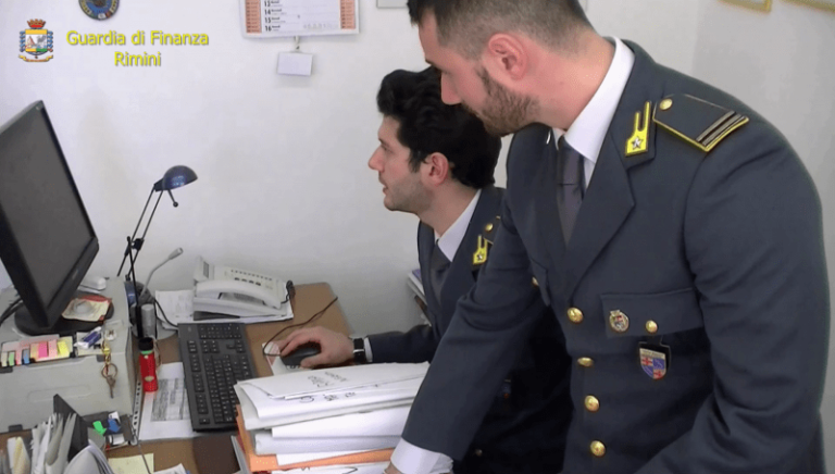 Giugliano: architetto e finto funzionario Dia chiedono tangente a imprenditore napoletano: sequestrati 27mila euro
