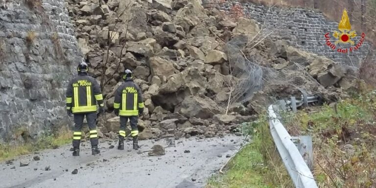 Barano d’Ischia: pioggia e maltempo causano una frana, strada che porta alla spiaggia interrotta
