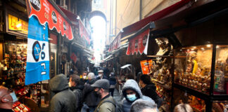 Promettono bene le festività natalizie, folla delle grandi occasioni a San Gregorio Armeno e nel centro storico