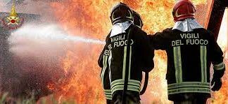 Incendio in un’azienda di distribuzione carni nel Casertano, nube tossica