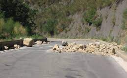 Capri: enorme masso cade dal costone, strage sfiorata sulla provinciale per Anacapri