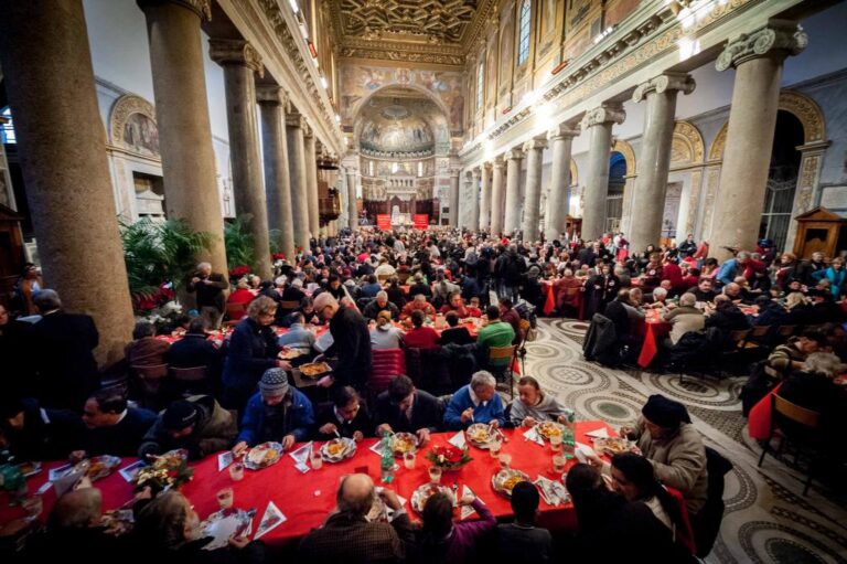 Il Natale con i poveri della Comunità di Sant’Egidio: più di cento gli ospiti presenti nella Basilica con l’arcivescovo don Mimmo Battaglia