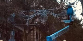 Napoli, panico al Vomero: luminaria natalizia cade in strada tra gli automobilisti