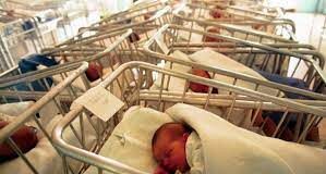 Crollo di nascite in Campania, in 4 anni parti dimezzati: l’incertezza economica spinge le coppie a non avere figli