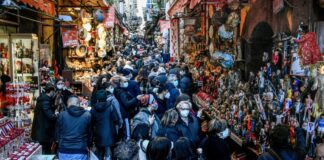 Napoli: migliaia di turisti a San Gregorio Armeno, non funziona il dispositivo anti-caos