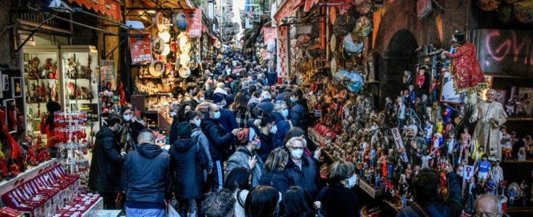 Napoli: migliaia di turisti a San Gregorio Armeno, non funziona il dispositivo anti-caos