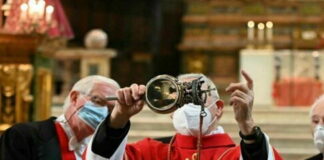 Arriva il miracolo di dicembre di San Gennaro, sangue sciolto dopo le preghiere dei fedeli