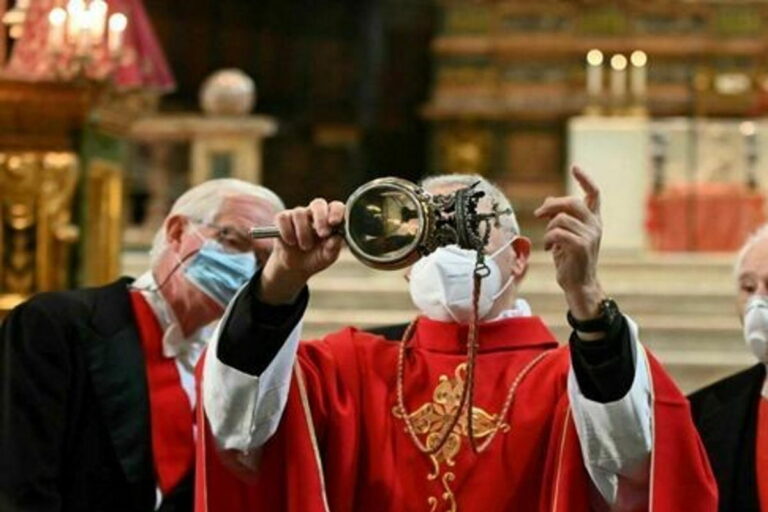 Arriva il miracolo di dicembre di San Gennaro, sangue sciolto dopo le preghiere dei fedeli