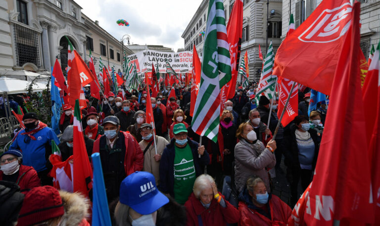 Sciopero a Napoli, sindacati in piazza per fisco e pensioni: “Manovra inadeguata”