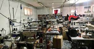 Terzigno, sequestrato seminterrato trasformato in fabbrica tessile: un arresto