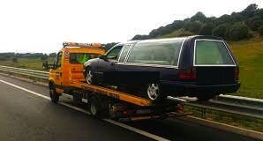 Napoli, carri funebri senza assicurazione: veicoli sequestrati e bara ‘traslocata’