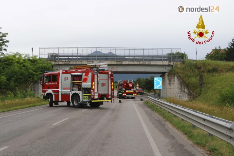Pullman colpito da un sasso lanciato da un cavalcavia sulla A16: vetro frantumato, indaga la polizia