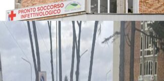Emergenza covid: ambulanze ed auto in fila al Pronto soccorso del Cotugno