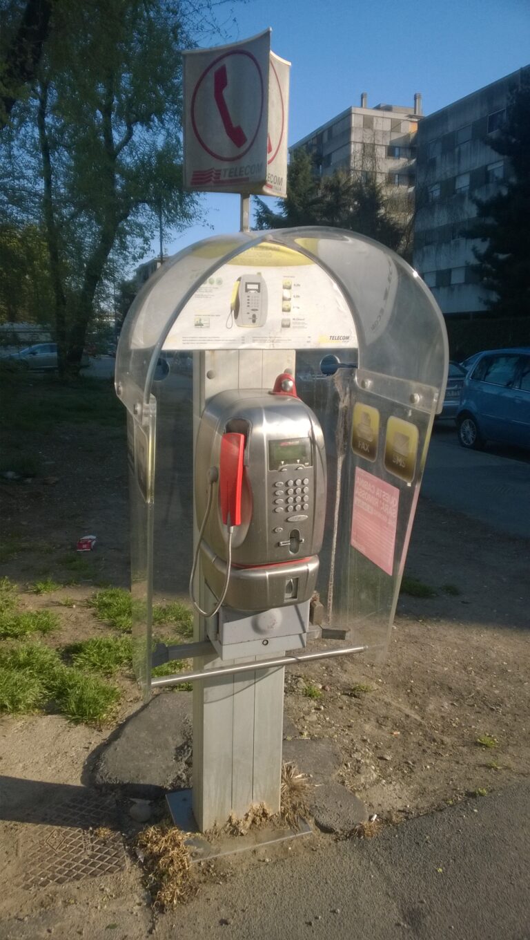 Vandalizzati i vecchi telefoni pubblici a Bagnoli per rubare rame e altri materiali