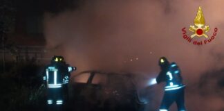 Torre Annunziata, esplode bomba carta: auto in fiamme