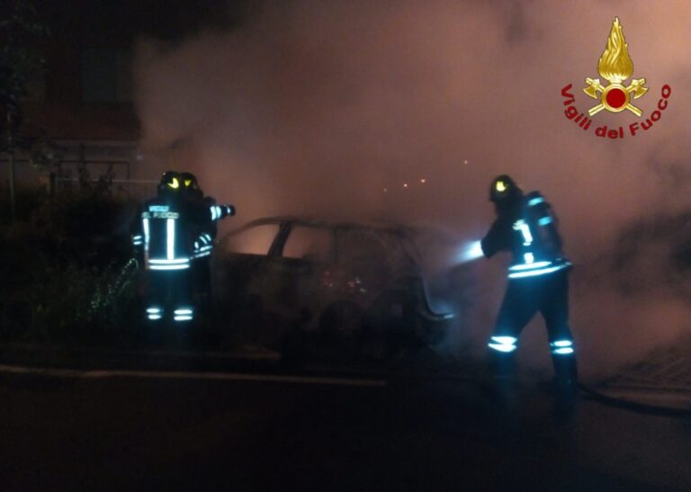 Torre Annunziata, esplode bomba carta: auto in fiamme