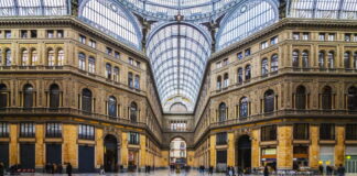 Napoli, rogo nella Galleria Umberto: danni alla facciata. La denuncia di Borrelli