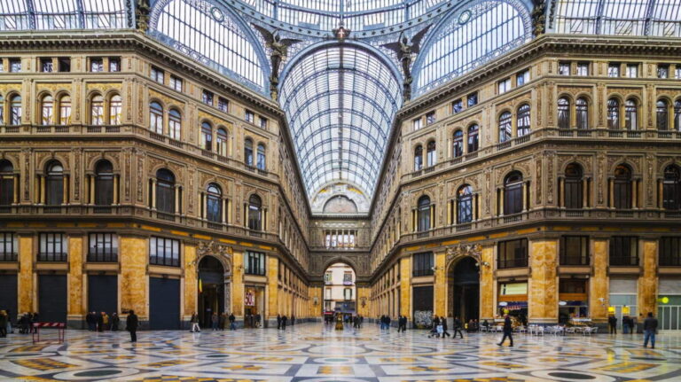 Napoli, rogo nella Galleria Umberto: danni alla facciata. La denuncia di Borrelli